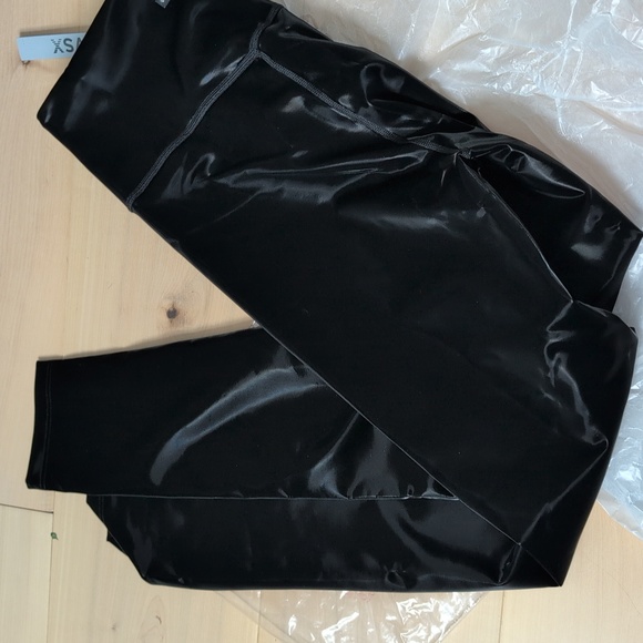 NWT Victoria's Secret VSX Liquid Shine Black Leggings Size Medium - Picture 2 of 2